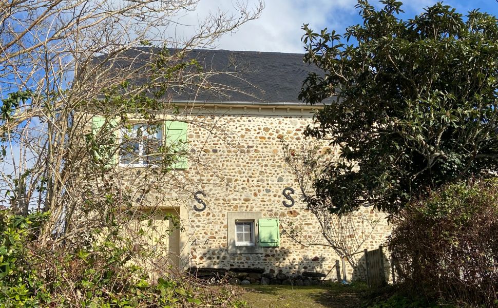 Beautiful renovated Bearnaise Farmhouse with Exceptional Views of the Pyrenees Mountains